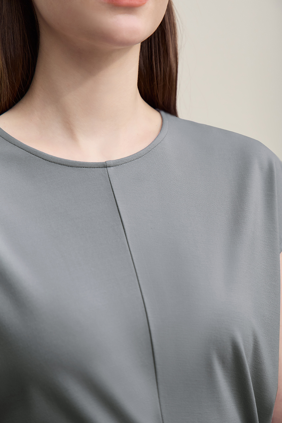 Crew Neck T-shirt with Wide Shoulders & Fitted Waist|AMII