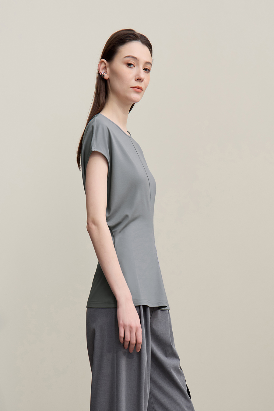 Crew Neck T-shirt with Wide Shoulders & Fitted Waist|AMII