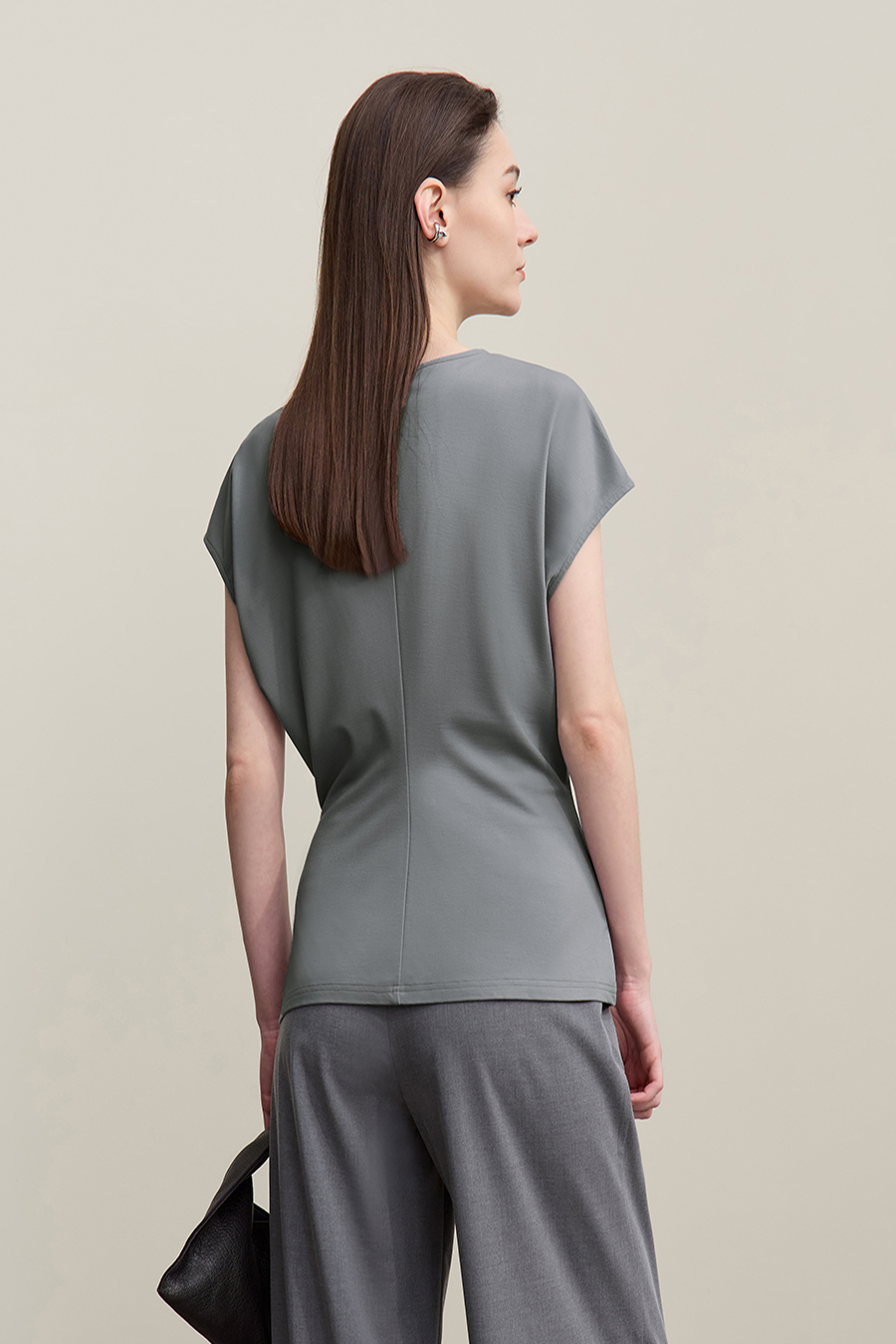 Crew Neck T-shirt with Wide Shoulders & Fitted Waist|AMII