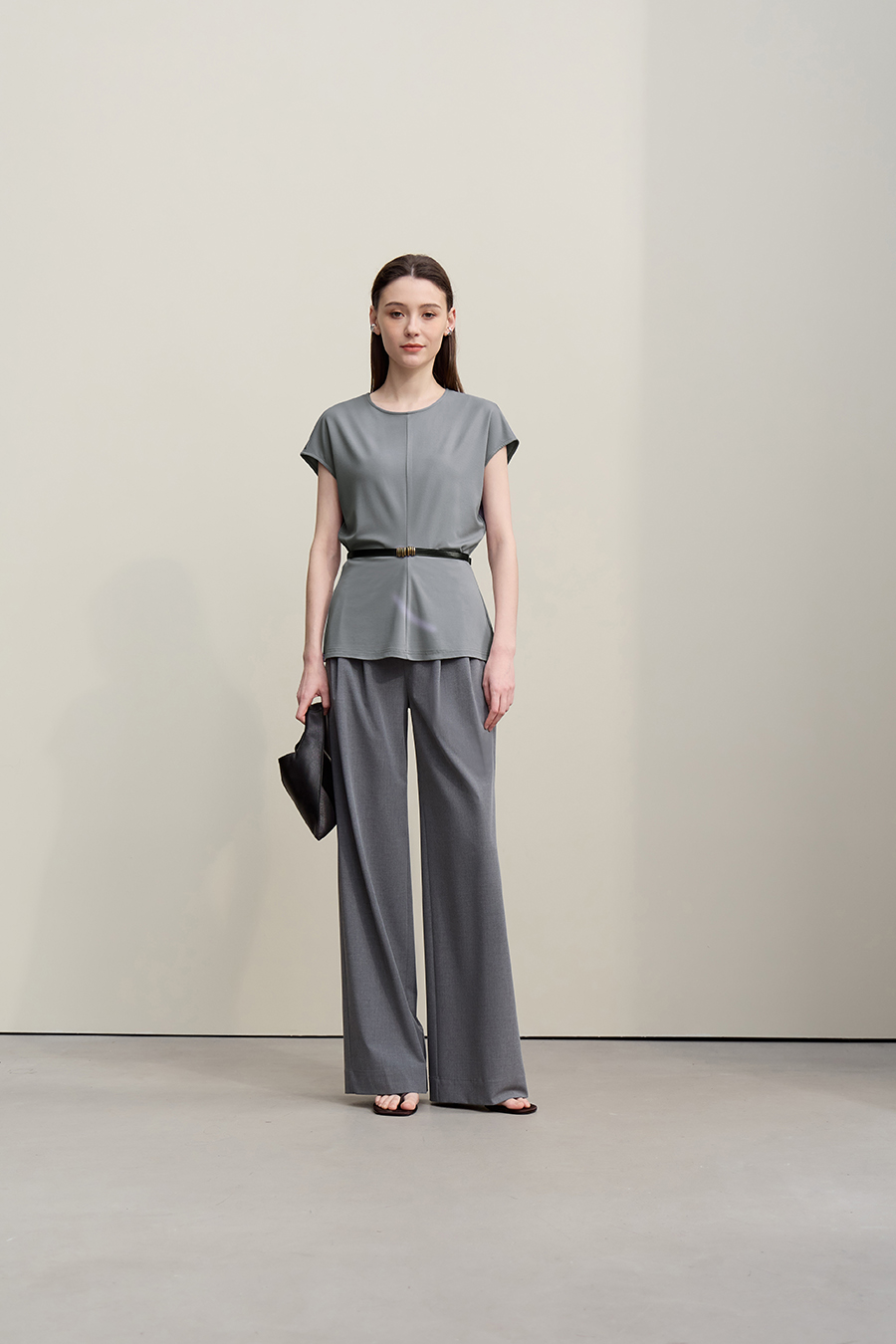 Crew Neck T-shirt with Wide Shoulders & Fitted Waist|AMII