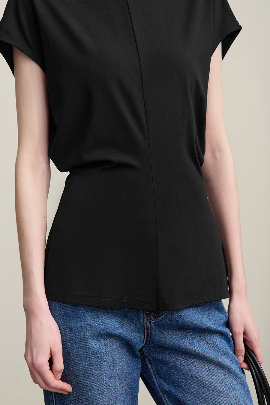 Crew Neck T-shirt with Wide Shoulders & Fitted Waist|AMII
