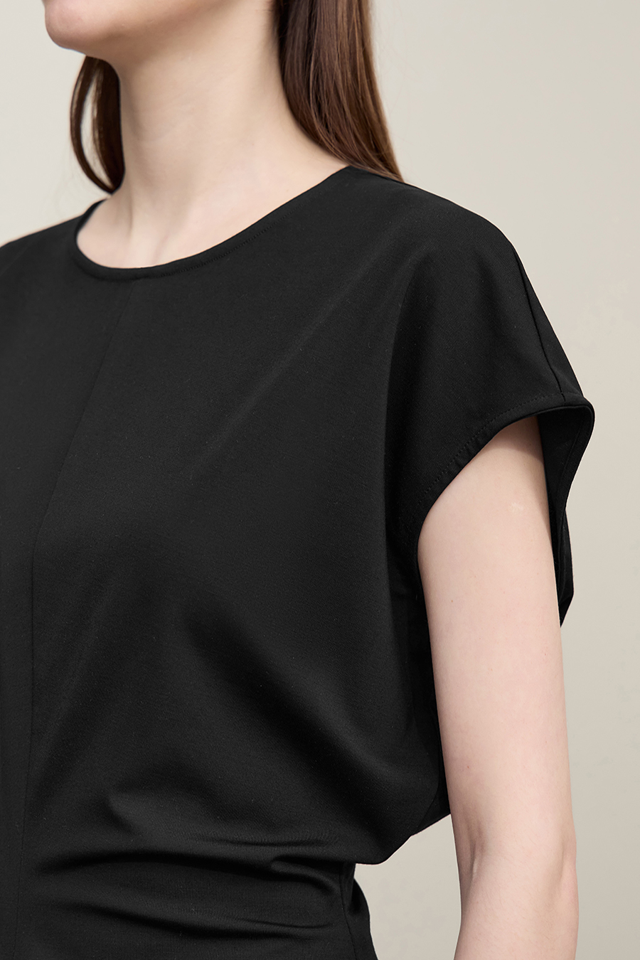 Crew Neck T-shirt with Wide Shoulders & Fitted Waist|AMII