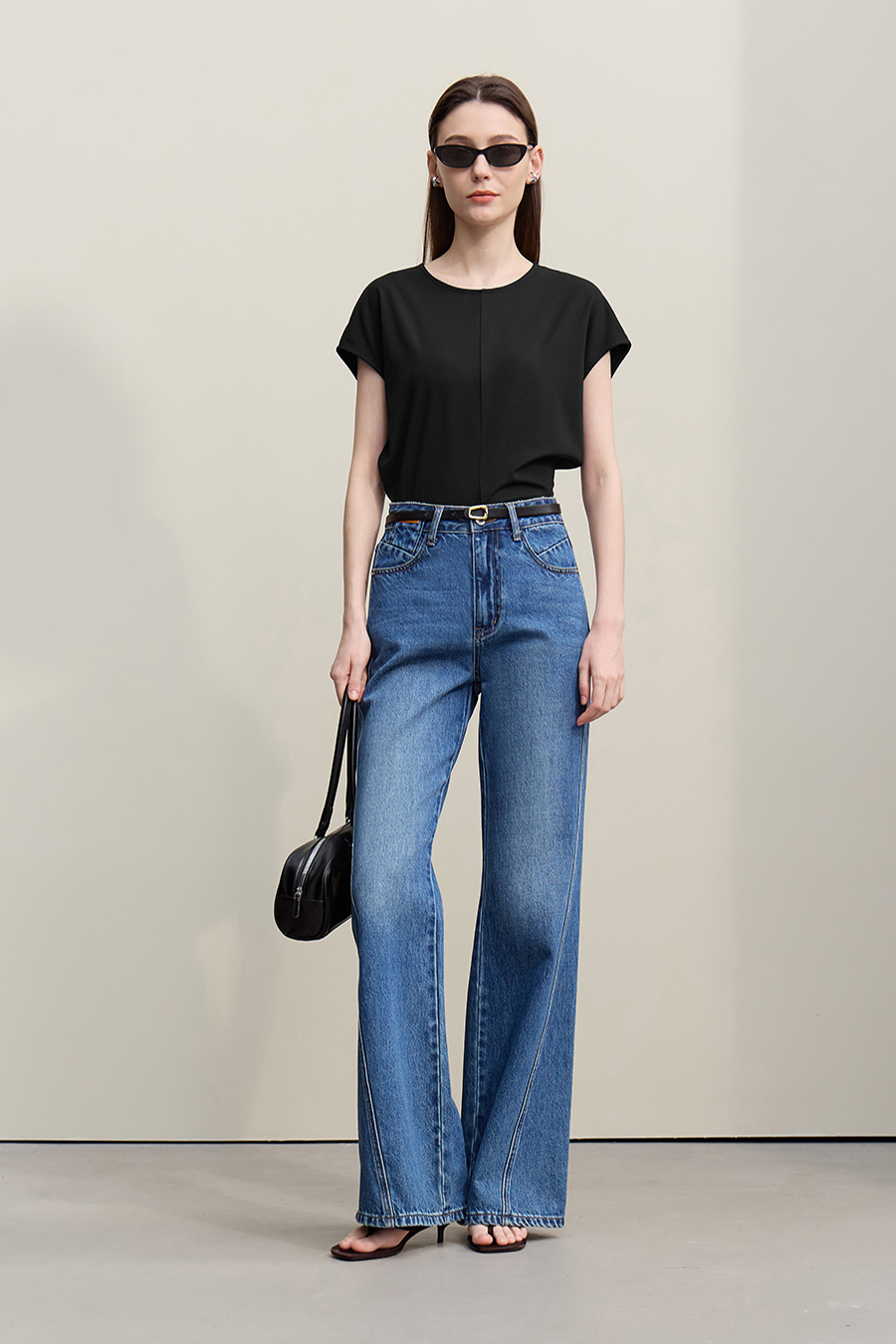 Crew Neck T-shirt with Wide Shoulders & Fitted Waist|AMII