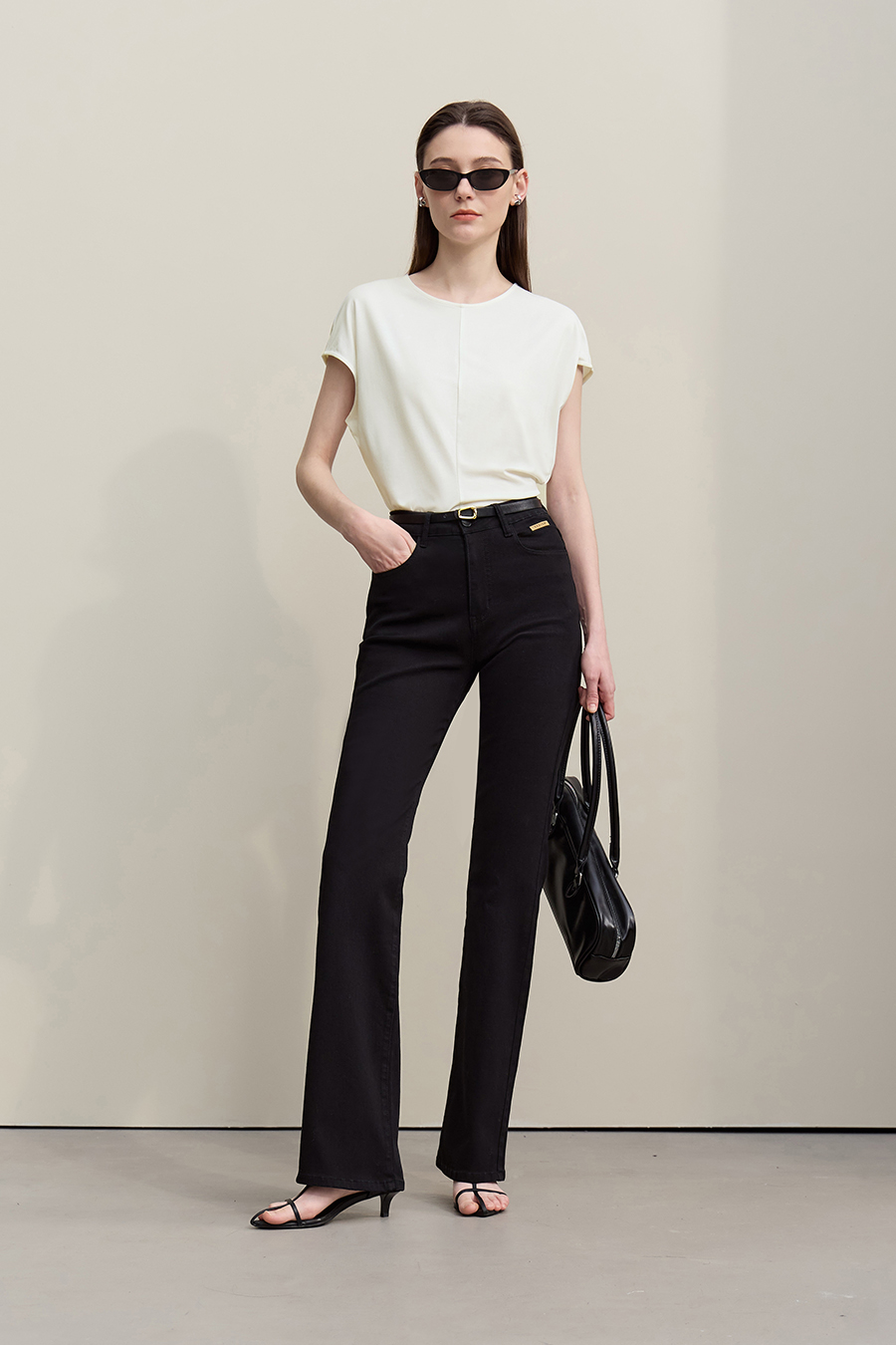 Crew Neck T-shirt with Wide Shoulders & Fitted Waist|AMII