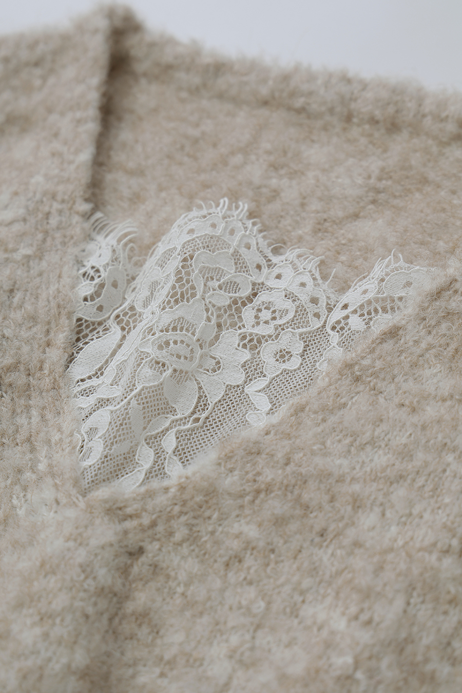 Lace-Paneled Bouclé Yarn Sweater|AMII