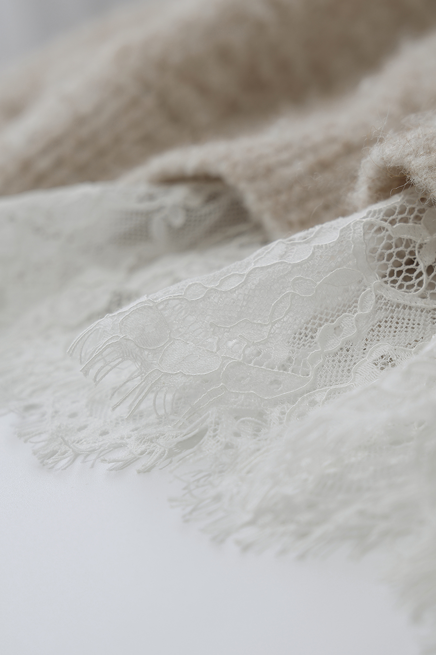 Lace-Paneled Bouclé Yarn Sweater|AMII