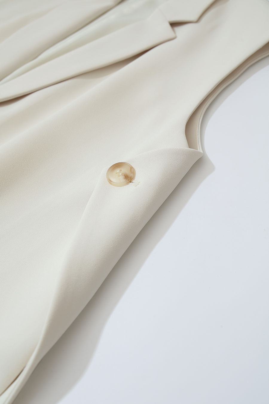 Belted Notch Lapel Vest|AMII