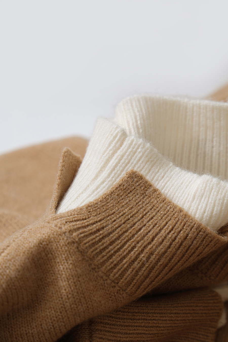 Faux-Layer Color-Block Sweater|AMII