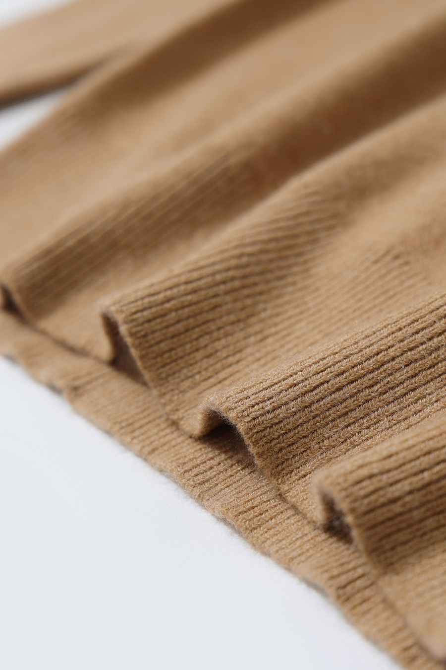 Faux-Layer Color-Block Sweater|AMII