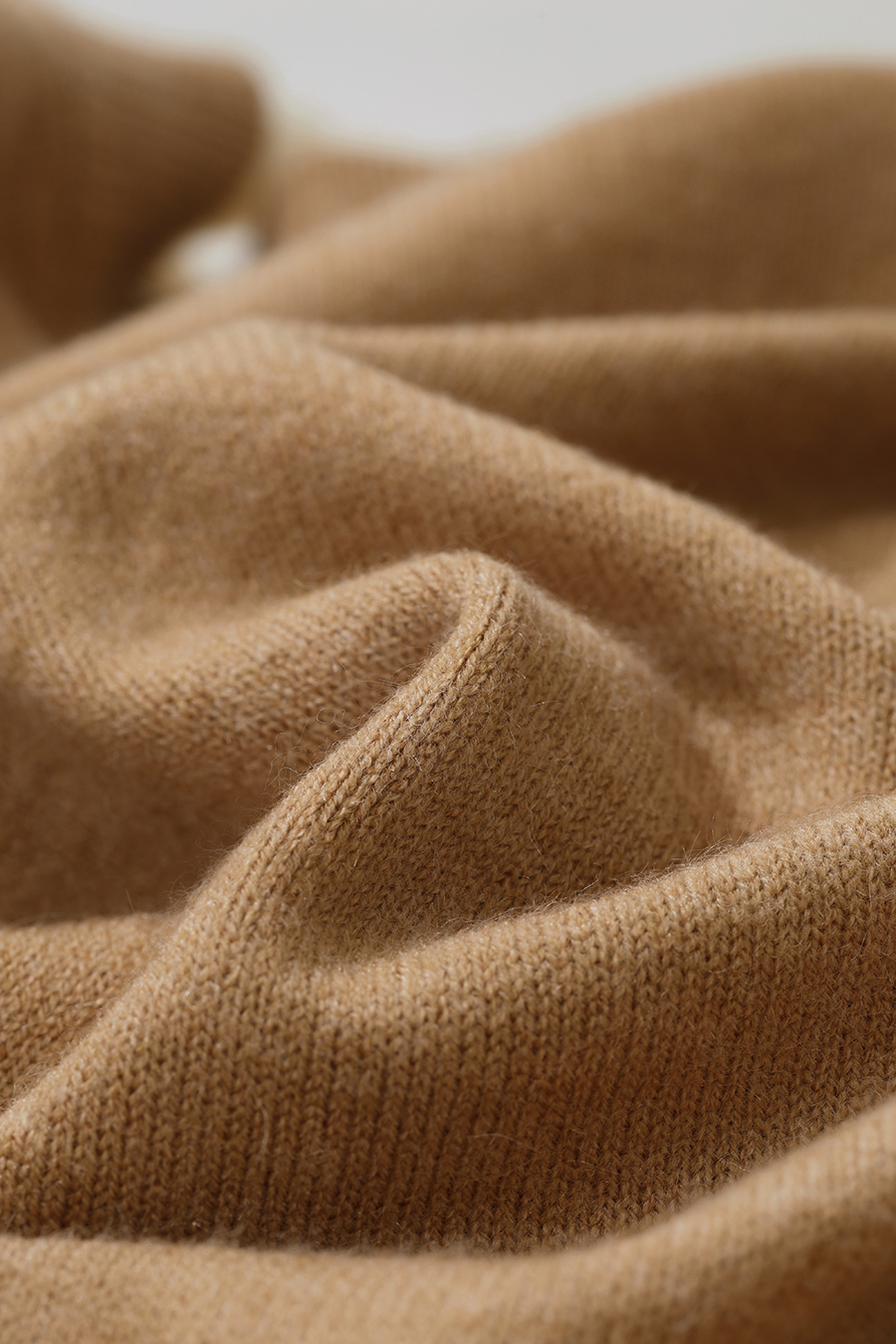 Faux-Layer Color-Block Sweater|AMII