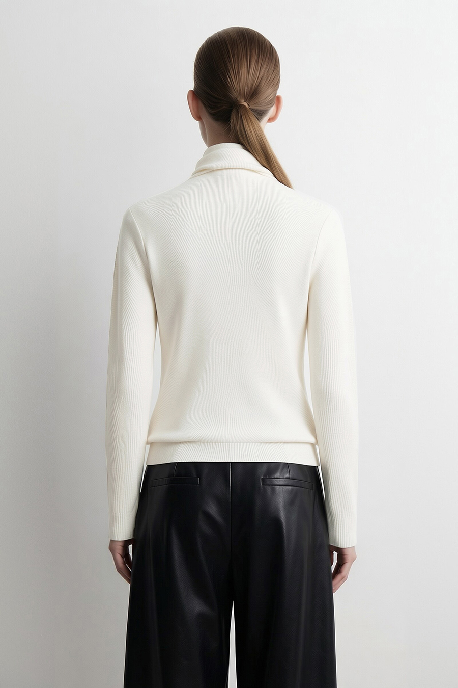 Versatile Slim-Fit Turtleneck Sweater | AMII