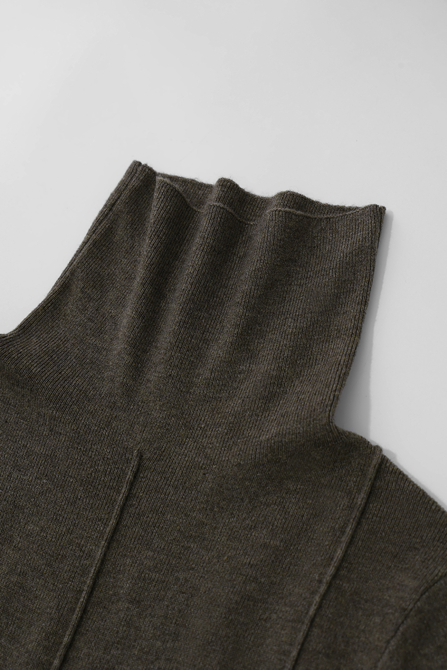 Versatile Slim-Fit Turtleneck Sweater | AMII