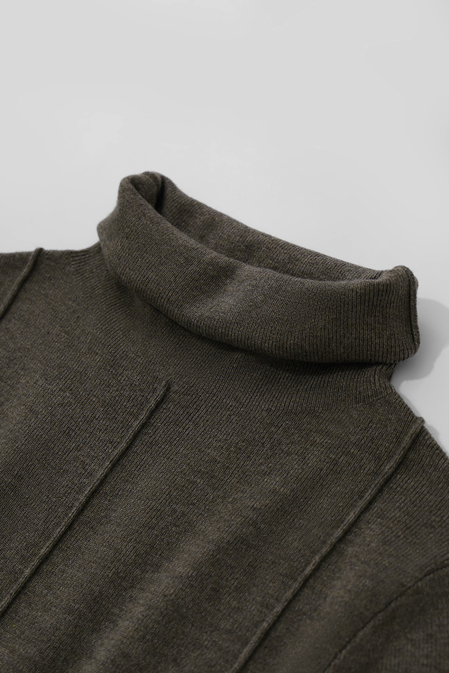 Versatile Slim-Fit Turtleneck Sweater | AMII