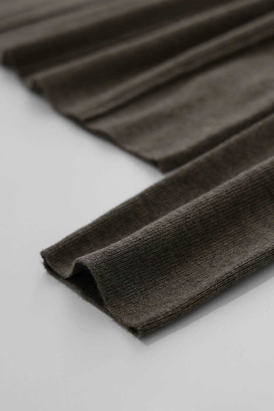 Versatile Slim-Fit Turtleneck Sweater | AMII