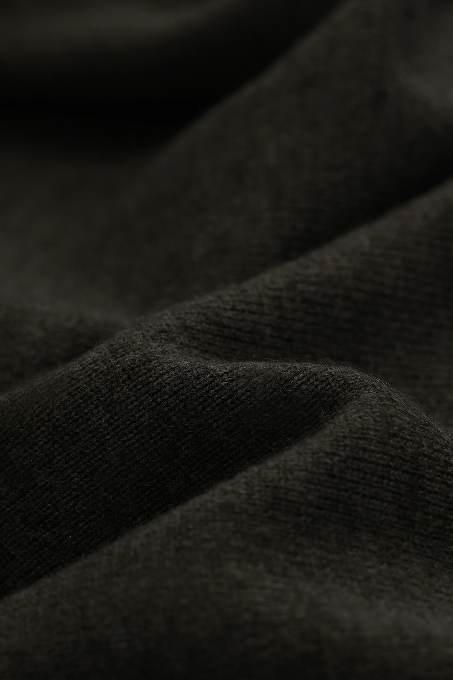 Versatile Slim-Fit Turtleneck Sweater | AMII