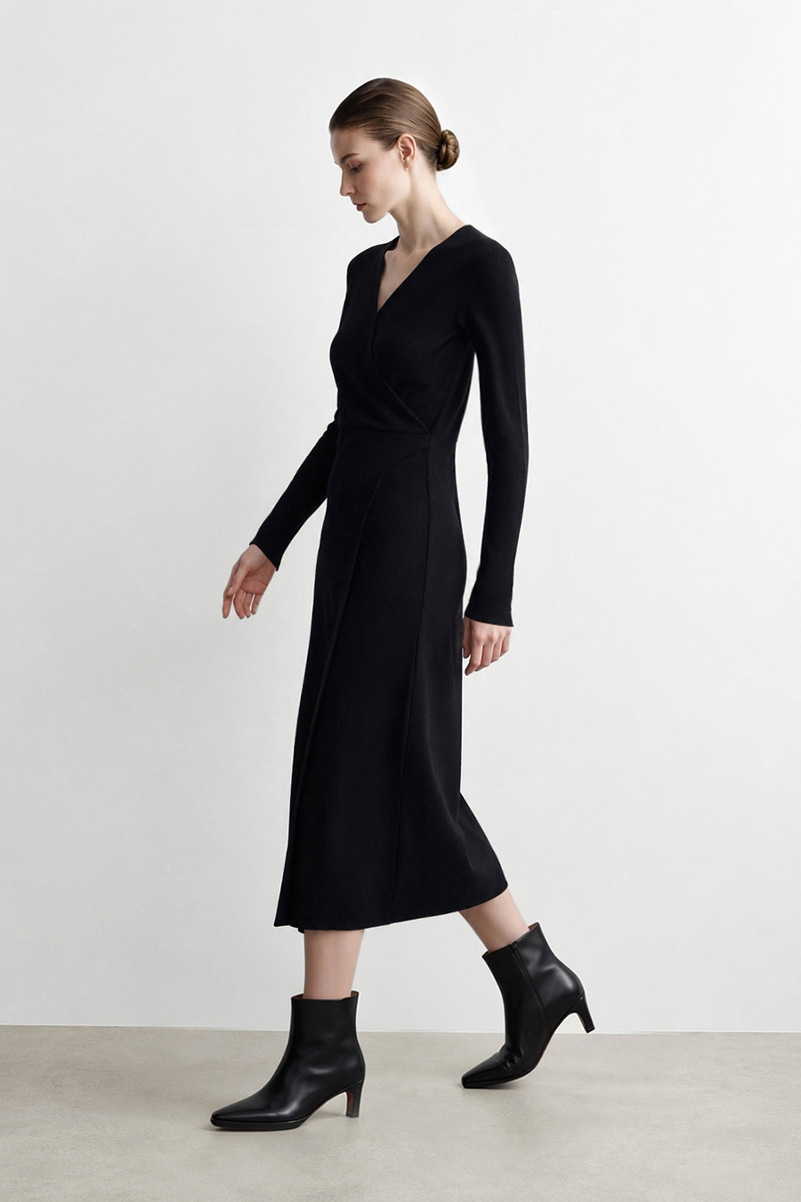 V-Neck Waist Cinched Dress | AMII