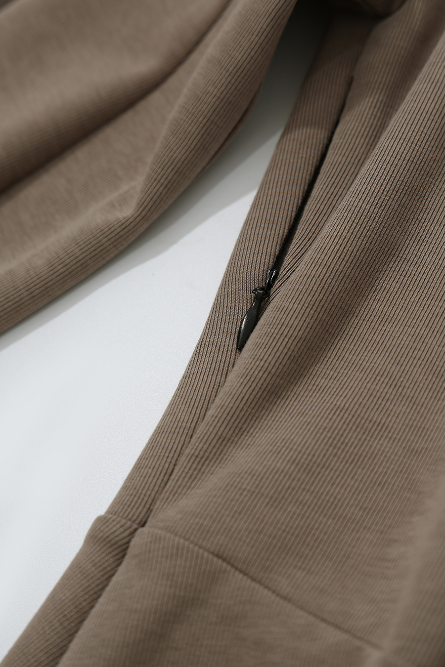 Mock Neck Waist-Cinching Dress|AMII