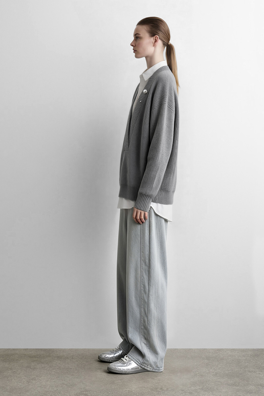 V-Neck Sweater with Removable Brooch|AMII