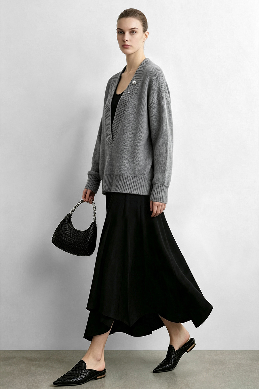 V-Neck Sweater with Removable Brooch|AMII