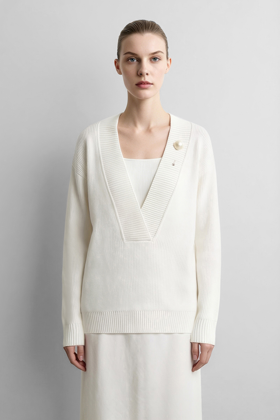 V-Neck Sweater with Removable Brooch|AMII