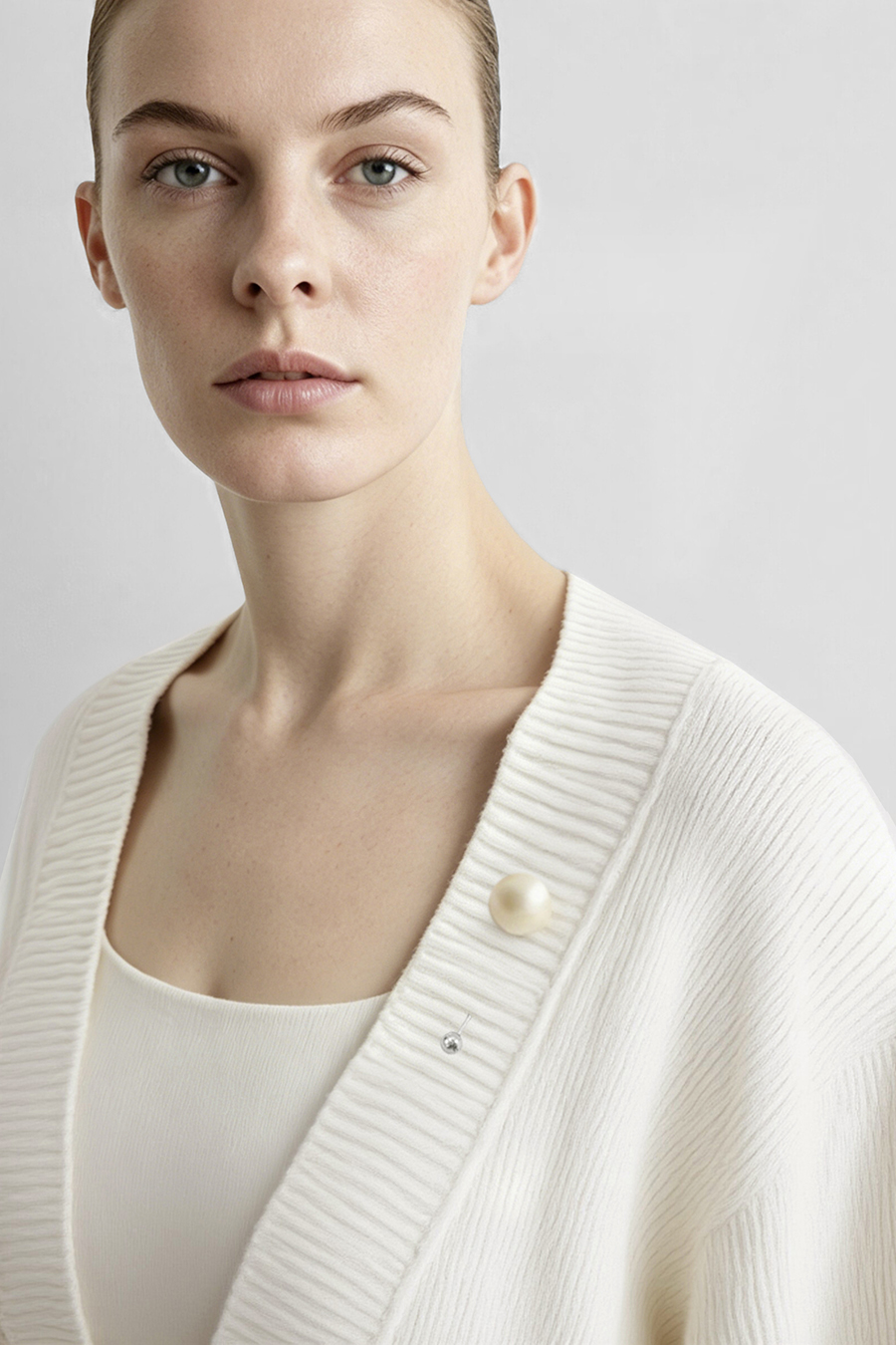 V-Neck Sweater with Removable Brooch|AMII