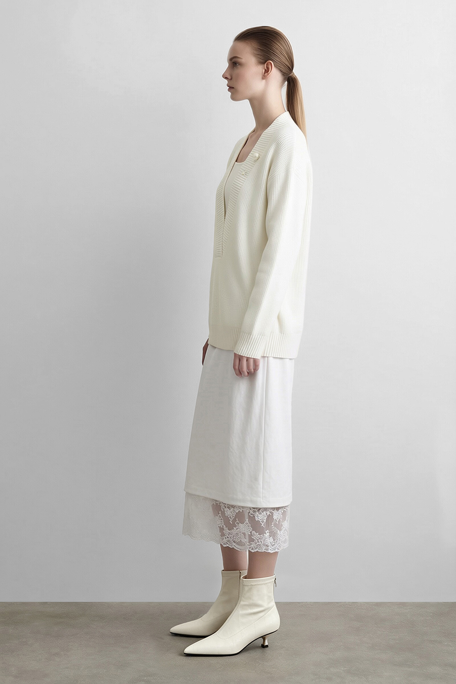 V-Neck Sweater with Removable Brooch|AMII