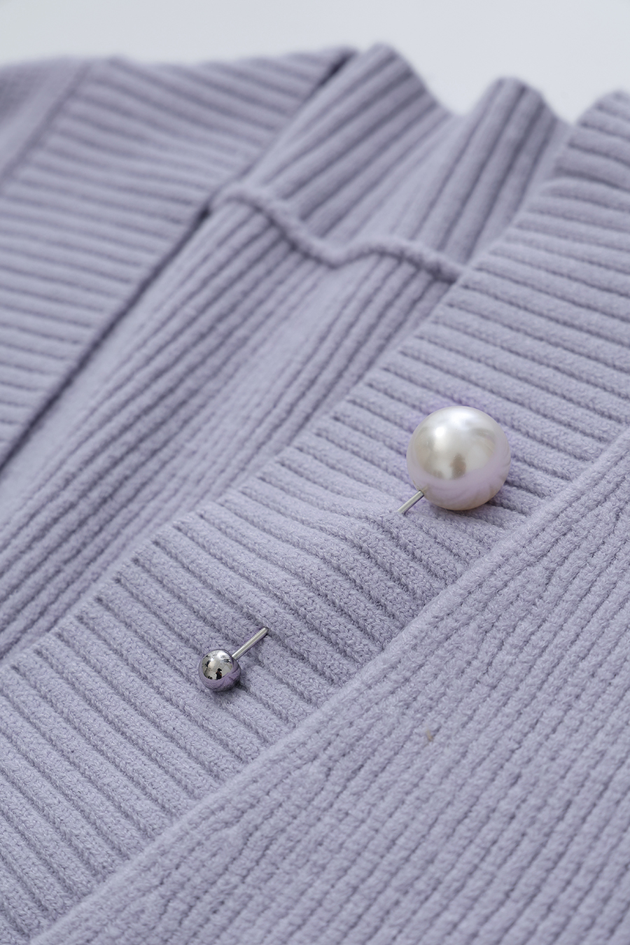 V-Neck Sweater with Removable Brooch|AMII