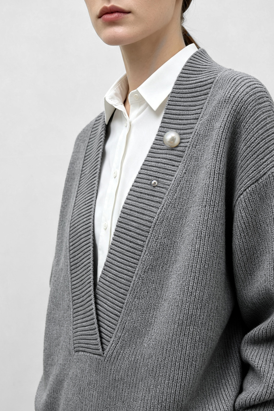 V-Neck Sweater with Removable Brooch|AMII
