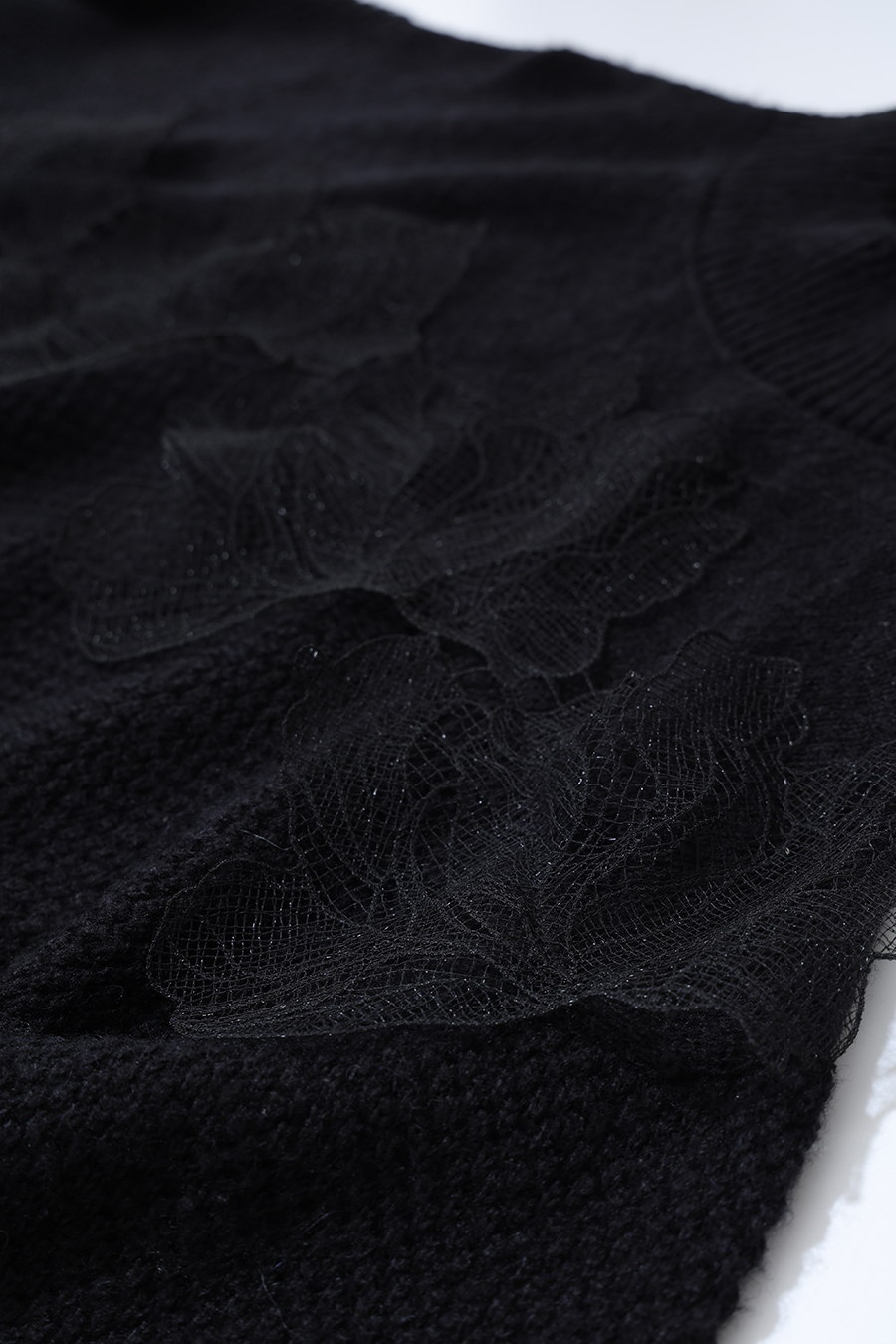 Lace-Trimmed Mock Neck Sweater|AMII