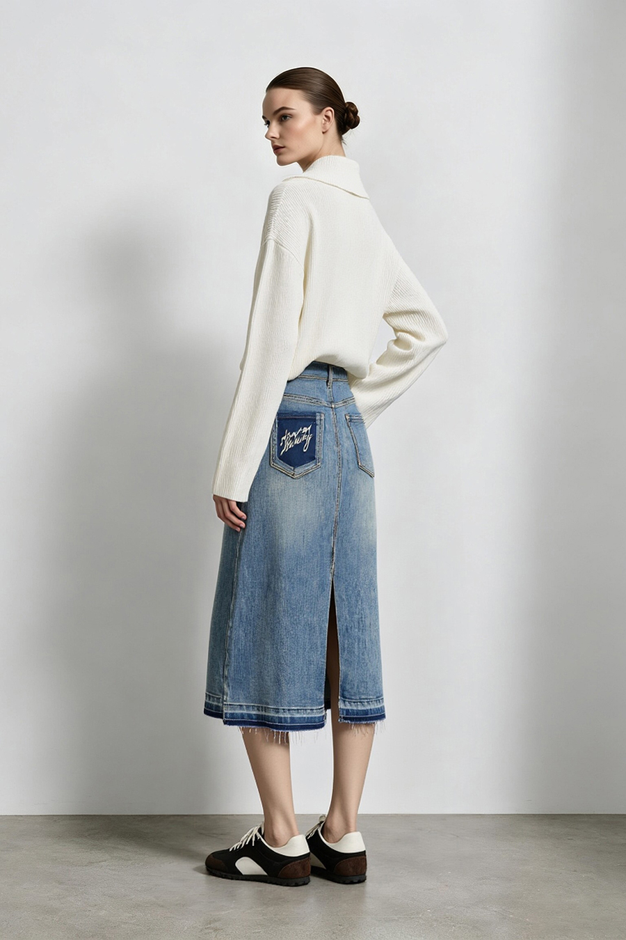 Contrast Embroidered Pocket Sweater|AMII