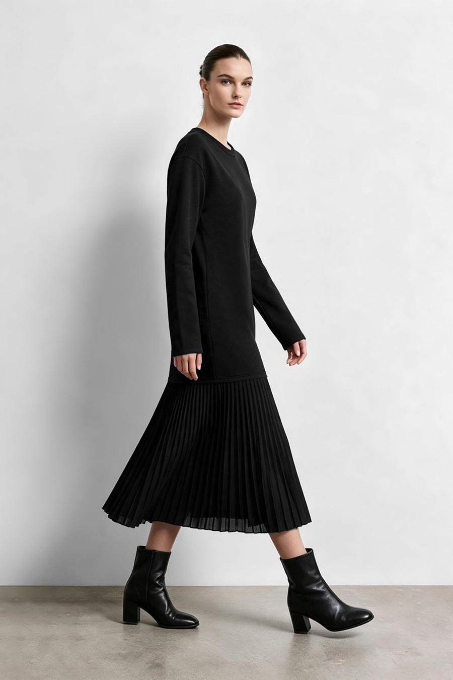 Air-Layer Contrast-Paneled Dress|AMII