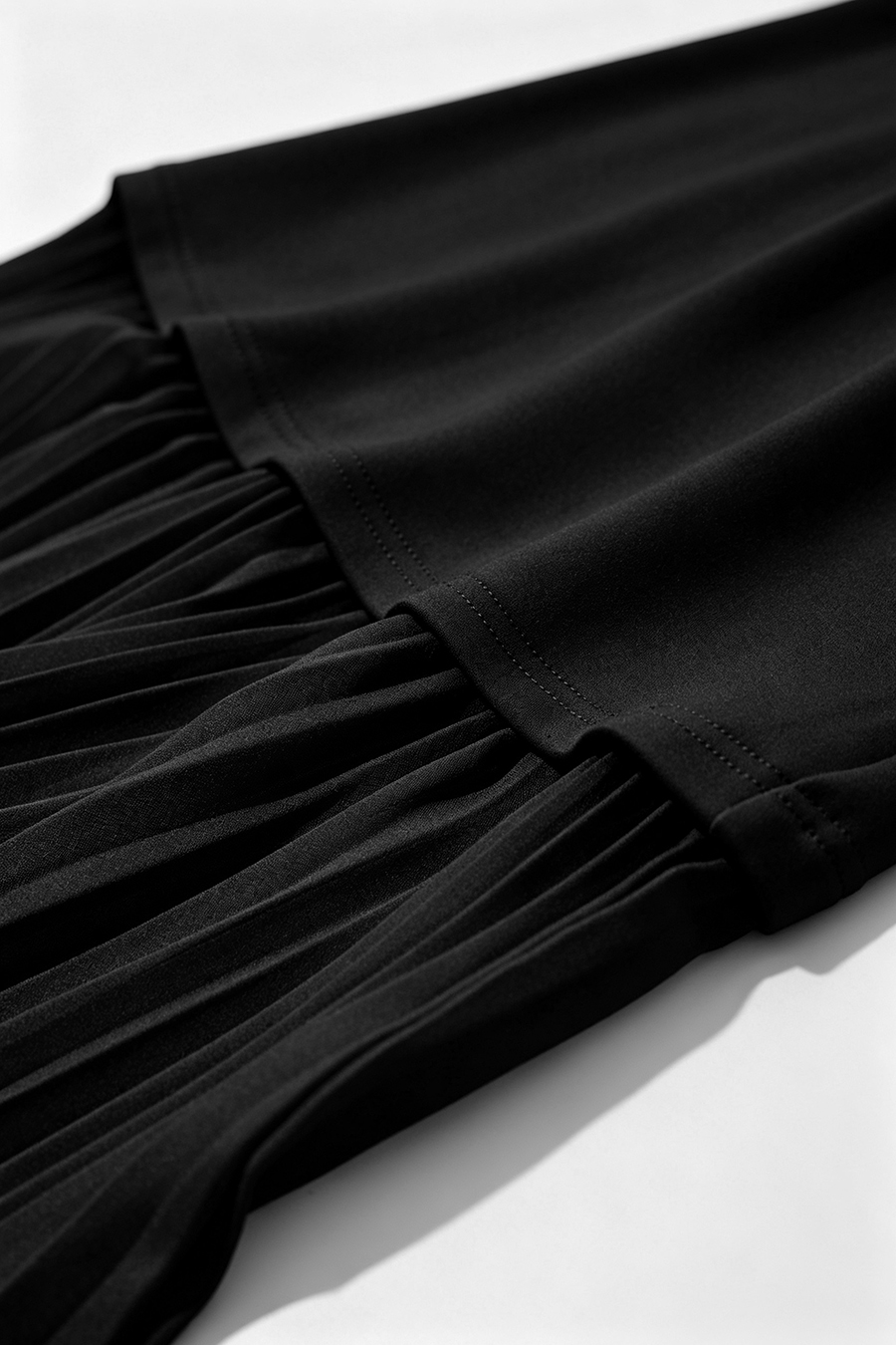 Air-Layer Contrast-Paneled Dress|AMII