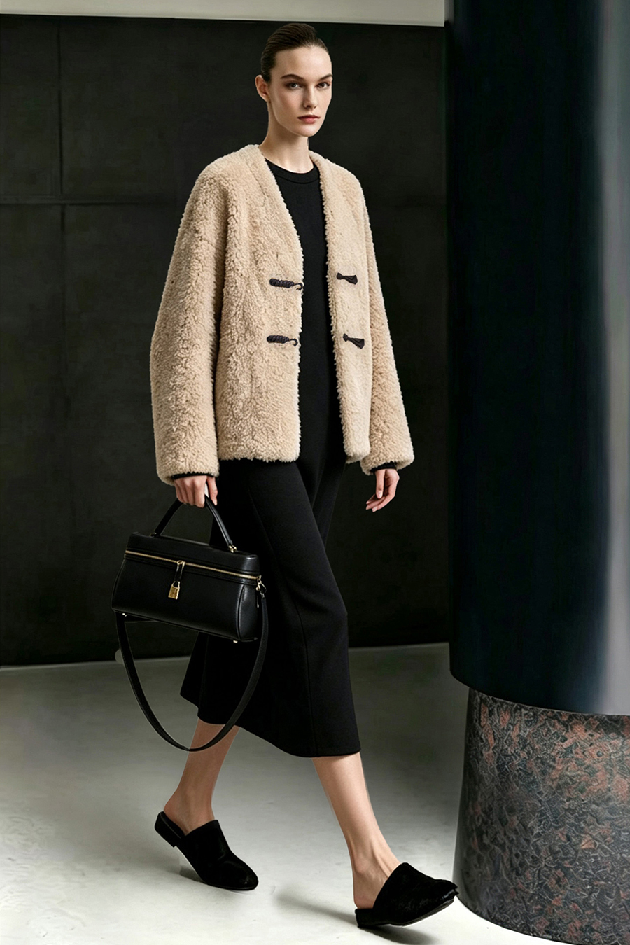V-Neck Bouclé Fleece Fur Coat|AMII