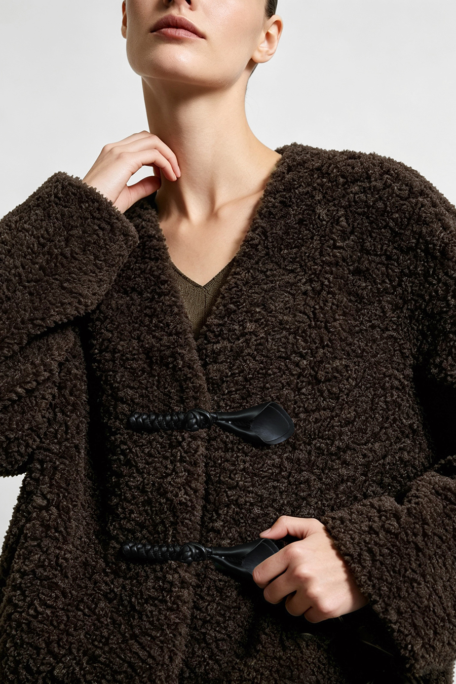 V-Neck Bouclé Fleece Fur Coat|AMII