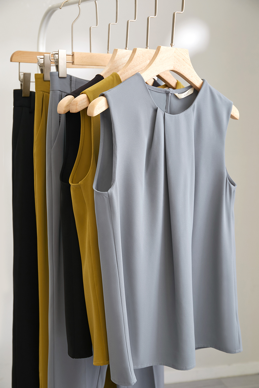 Gathered Sleeveless Chiffon Blouse|AMII
