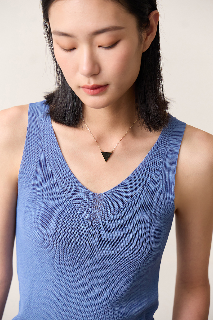 Double-twist yarn V-neck camisole|AMII