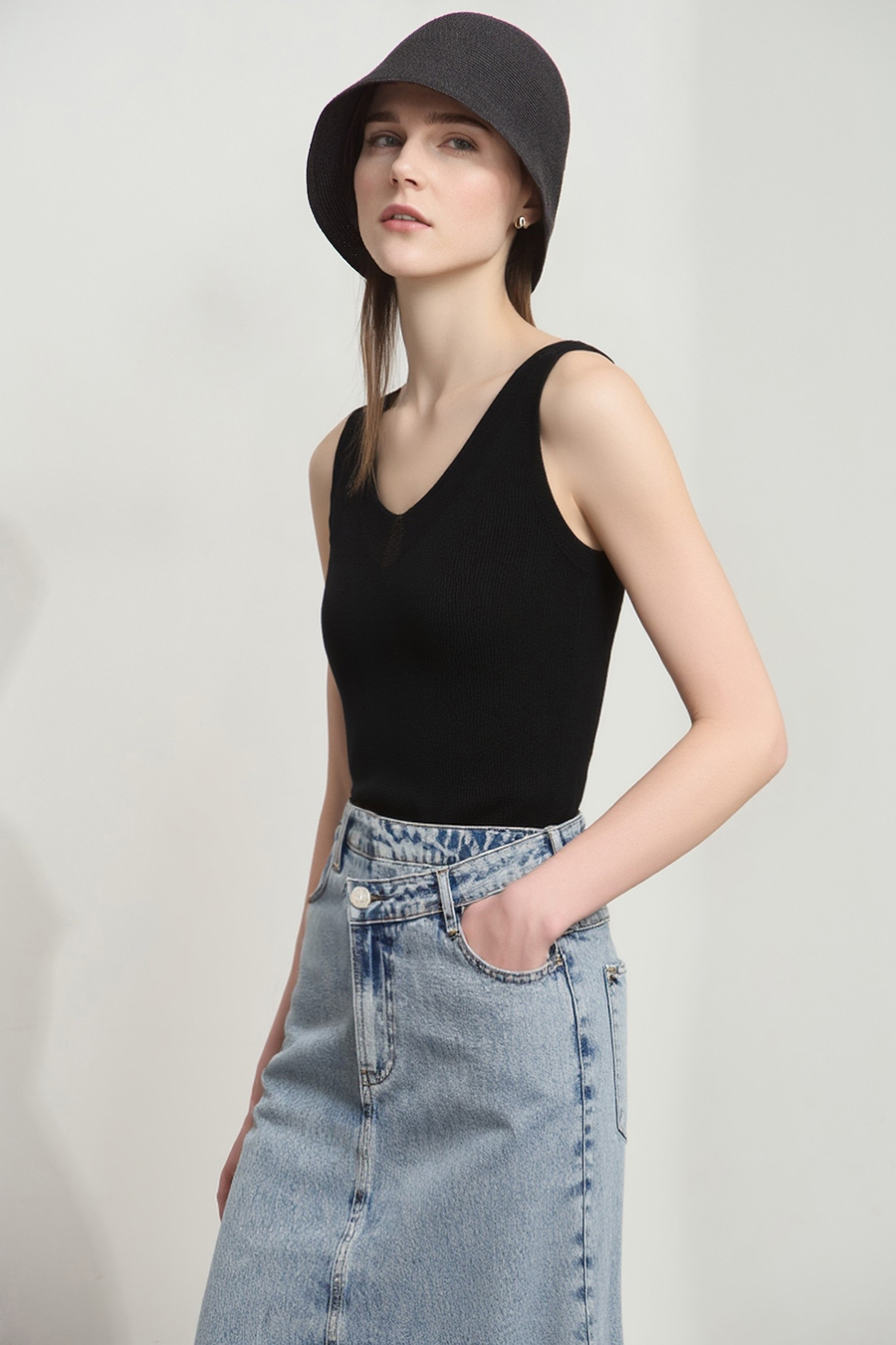 Double-twist yarn V-neck camisole|AMII