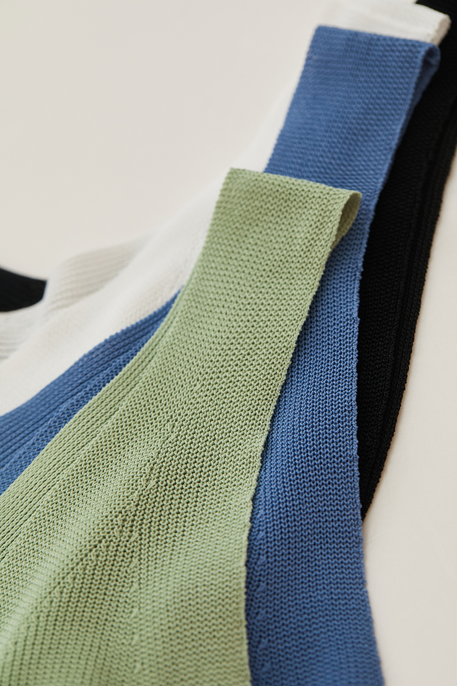 Double-twist yarn V-neck camisole|AMII
