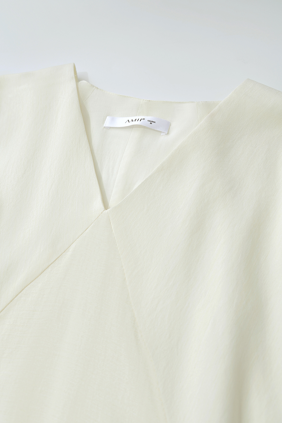 V-neck Puff Sleeve Dress|AMII