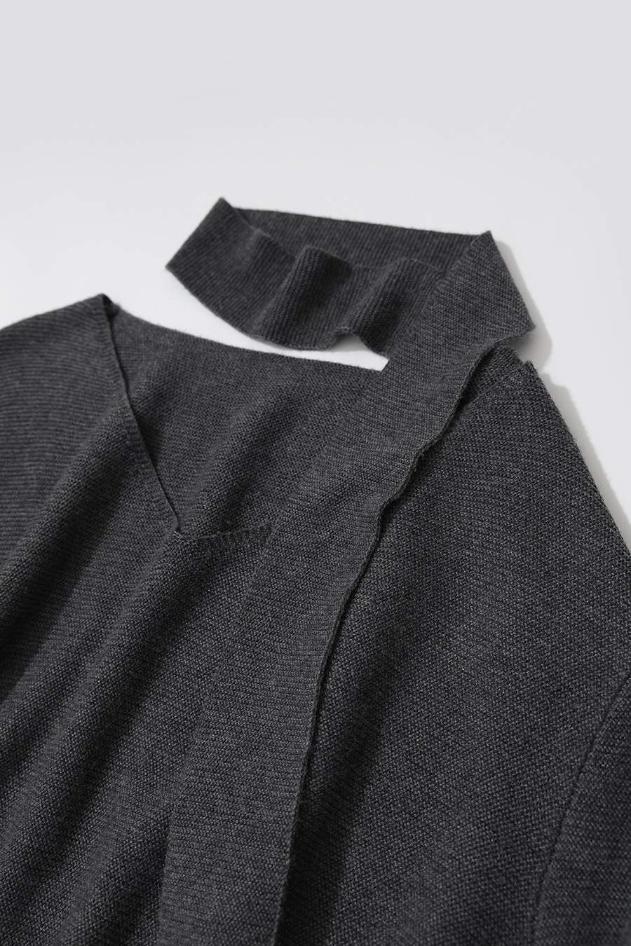 V-Neck Belted Dress|AMII