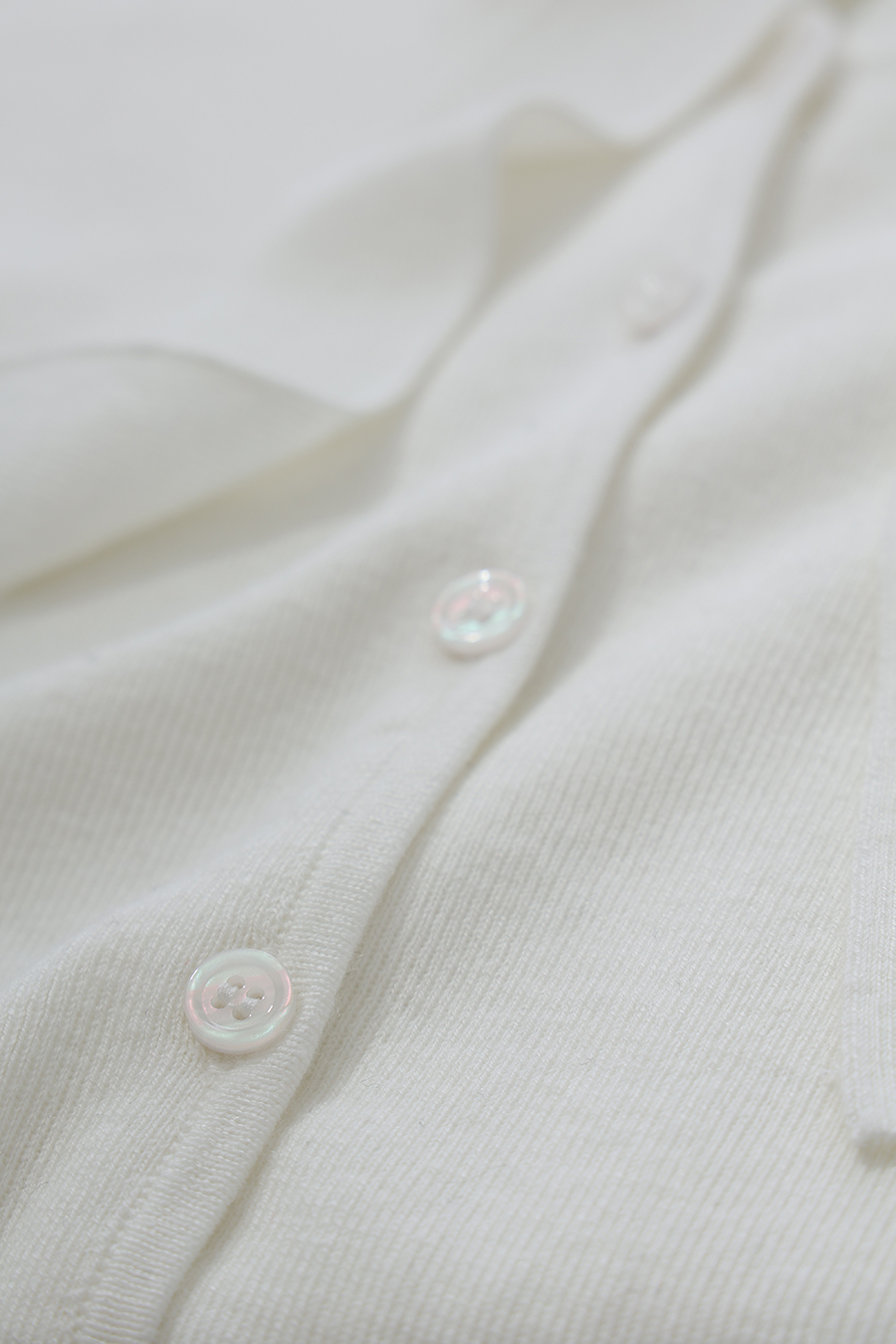 V-Neck Ribbon Knit Cardigan | AMII