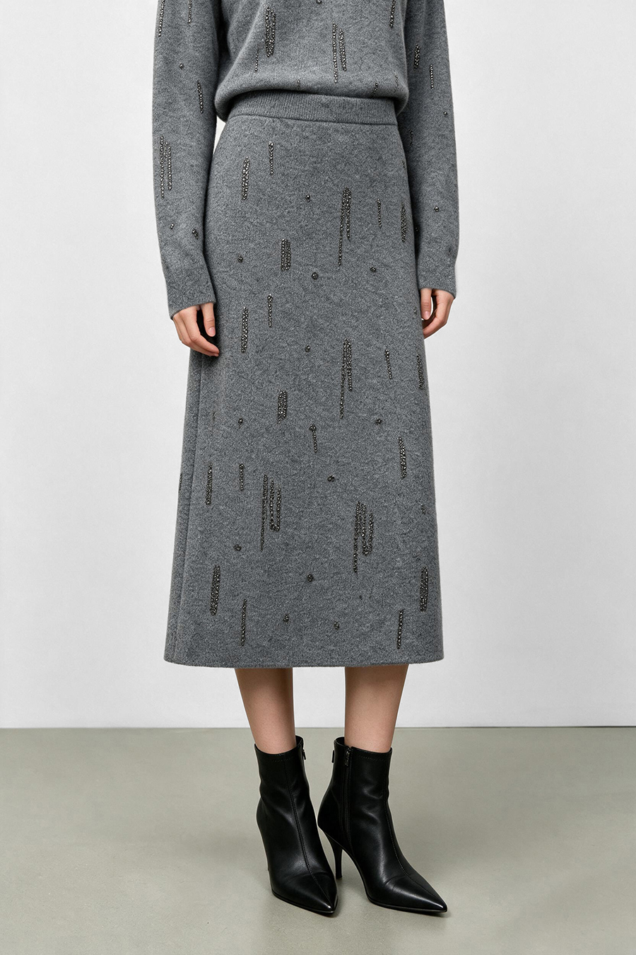 Beaded Embroidered Slit Skirt|AMII