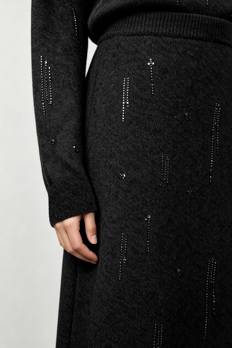 Beaded Embroidered Slit Skirt|AMII