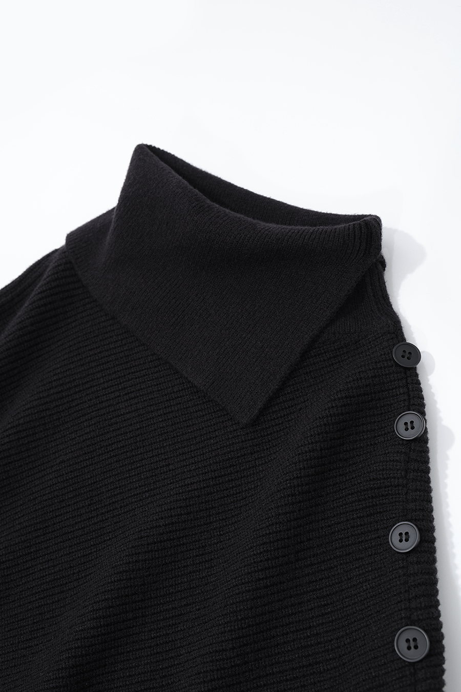 Relaxed Slanted Turtleneck Knit Sweater|AMII