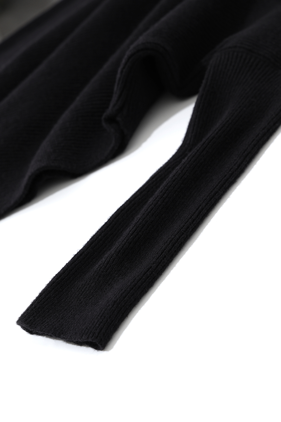 Relaxed Slanted Turtleneck Knit Sweater|AMII