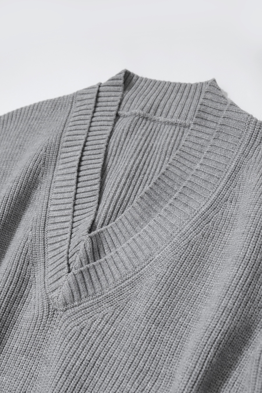 Double-Layer V-Neck Drop-Shoulder Sweater|AMII