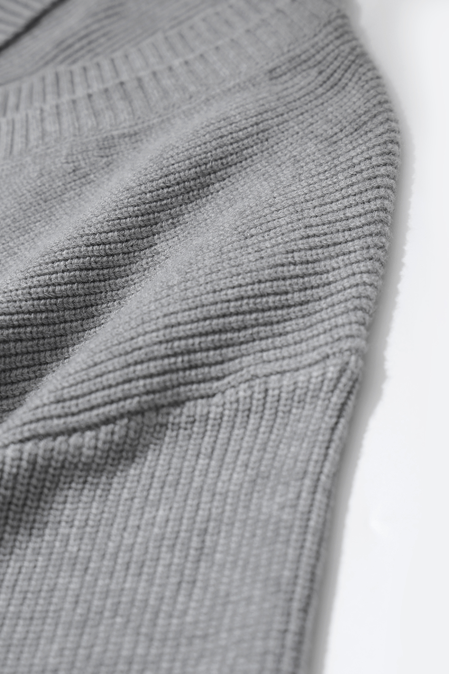 Double-Layer V-Neck Drop-Shoulder Sweater|AMII