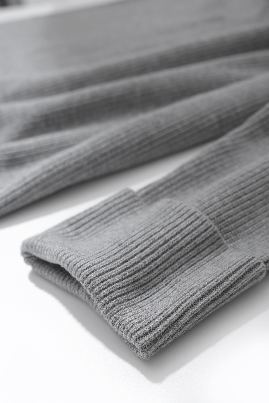 Double-Layer V-Neck Drop-Shoulder Sweater|AMII