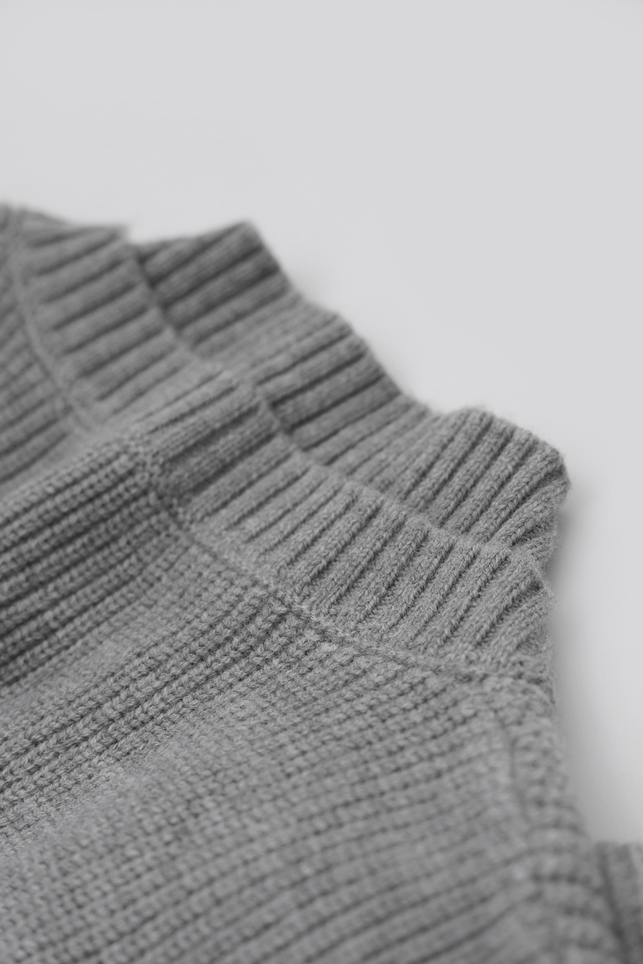 Double-Layer V-Neck Drop-Shoulder Sweater|AMII