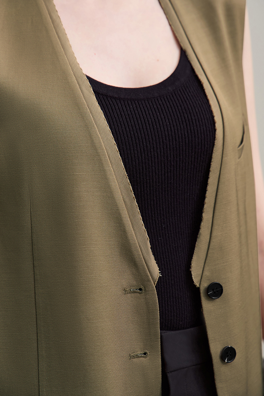 V-neck mid-length waistcoat|AMII